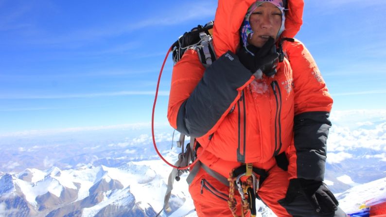 A pesar del sufrimiento que le provocó tener una máscara de oxígeno que no funcionaba bien, Jamsenpa rompió en mayo del 2017 su propio récord de ascender dos veces el Everest en el mismo viaje.