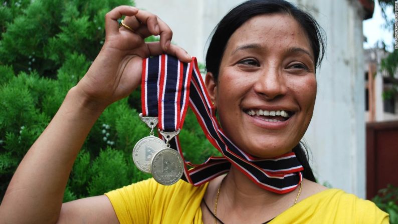 Jamsenpa recibió estas dos medallas del gobierno de Nepal después del doble ascenso que hizo el 12 y el 21 de mayo del 2011.