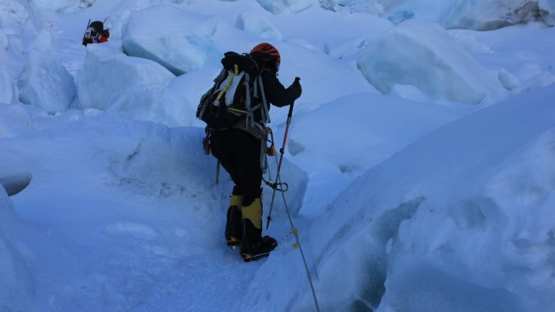 Jamsenpa dice que la idea de escalar el Everest dos veces en el mismo viaje se le ocurrió a más de 7.000 metros de altura, cuando escalaba la montaña más alta del mundo por primera vez.