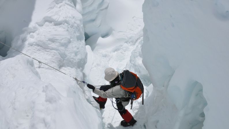 Jamsenpa se entrenó fuertemente durante dos años antes de escalar por primera vez el Everest, en el 2011. En total, lo ha hecho cinco veces, todas a través del camino del Collado Sur, en el lado nepalés de la montaña (la otra ruta es la de la Arista Norte, en el lado tibetano).