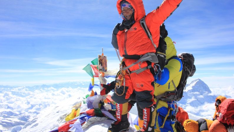 Anshu Jamsenpa llegó a la cumbre del Monte Everest, el más alto del mundo con 8.848 metros de altura, el 16 y el 21 de mayo del 2017. Esta foto es de cuando lo hizo por segunda vez en cinco días. Recorre la galería para conocer más sobre esta mujer, que ostenta el récord de ser la que ha subido dos veces al Everest con solo cinco días de diferencia.