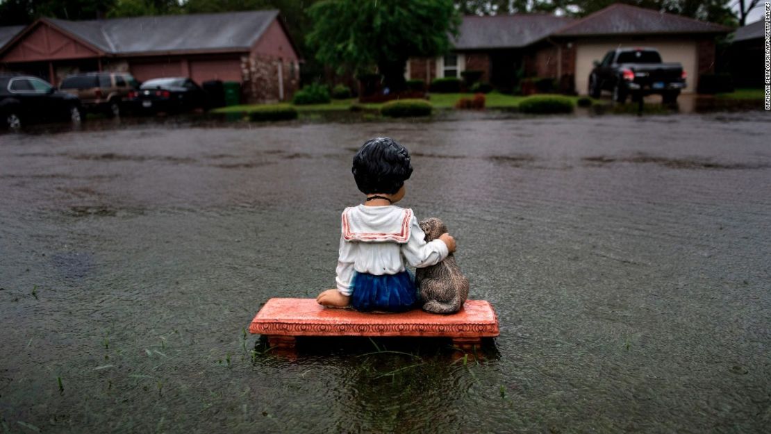 Un ornamento de césped sobresale en una calle inundada por el paso del huracán Harvey, en Houston.