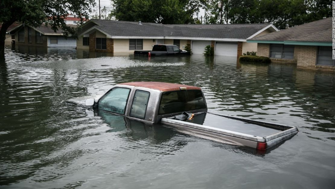 En Port Arthur, Texas, las inundaciones provocadas por Harvey se tragaron las casas y los carros.