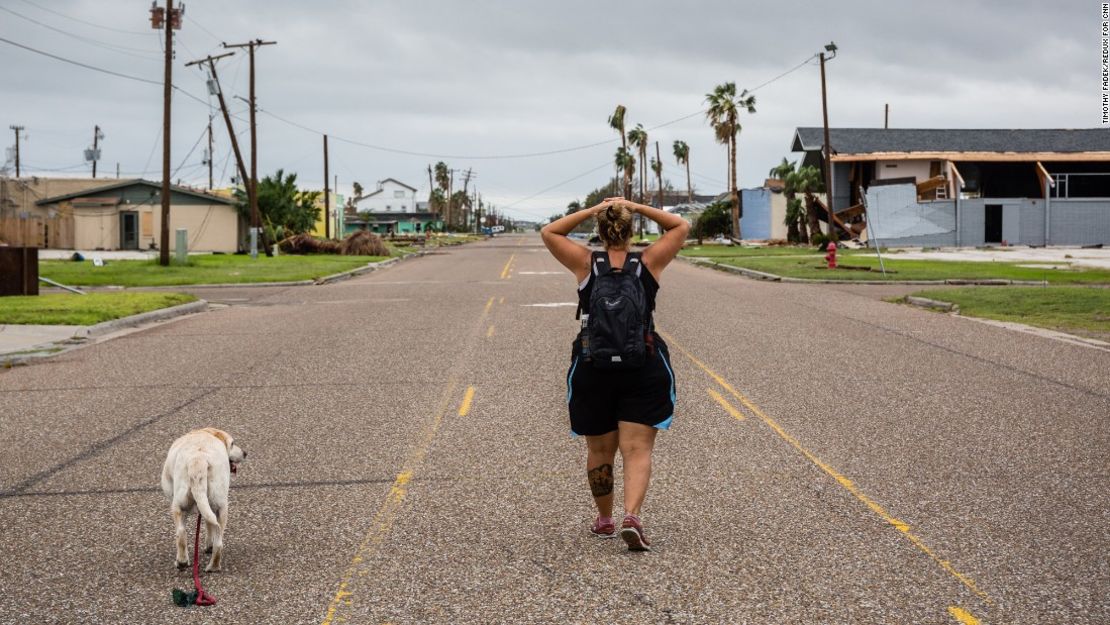 Residentes de Rockport regresan a sus casas destruidas y dañadas dos días después del impacto del huracán Harvey en esta ciudad costera de Texas.