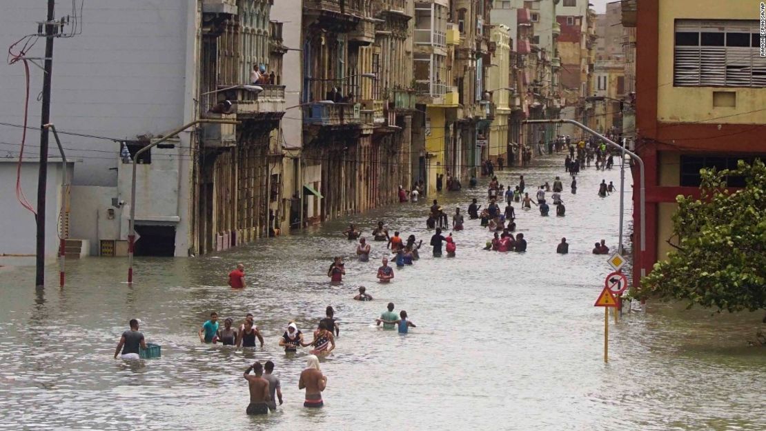 Las personas caminan a través de las calles inundadas en La Habana después del paso del huracán Irma.