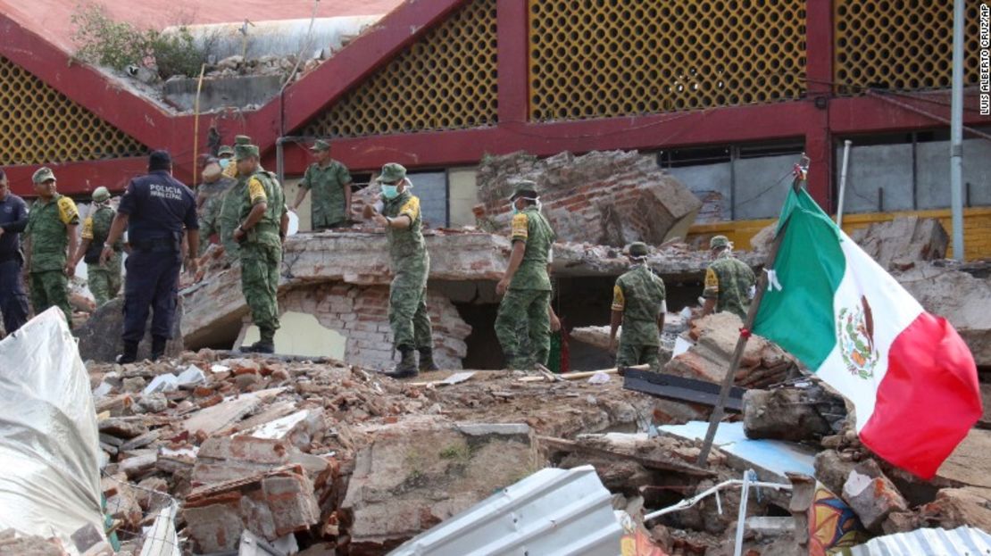 Soldados mexicanos ayudan a remover escombros de un edificio parcialmente destruido del Gobierno municipal de Juchitán, Oaxaca, por el terremoto de magnitud 8,1.