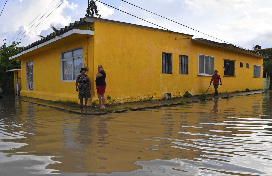 El río Tecolutla se desbordó en el estado de Veracruz tras el paso del huracán Katia.