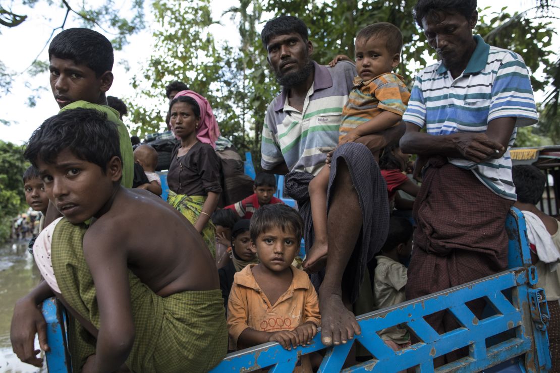 Refugiados rohinyás son transportados a un campo en Kutupalong (Bangladesh).