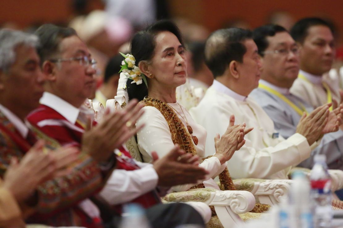 Aung San Suu Kyi (c), líder de facto de Myanmar.