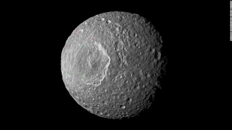 Esta es Mimas, otra de las lunas de Saturno descubiertas gracias a Cassini. Cuando haya dejado de existir, la sonda espacial habrá sido testigo de la mitad de un año en Saturno: un año en ese planeta equivale a casi 30 años en la Tierra.