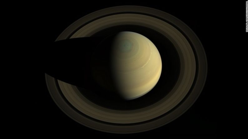 La misión Cassini fue diseñada como un esfuerzo internacional que unió a la NASA, a la Agencia Europea del Espacio y a la Agencia Italiana del Espacio. Llegó al sistema de Saturno en el 2004, después de siete años de viaje, y fue extendida dos veces.