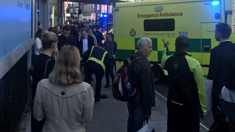 Una fotografía tomada por alguien del público afuera de la estación Parsons Green muestra a peatones y servicios de emergencia.