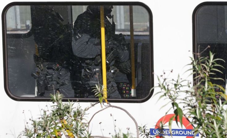 Policías armados dentro de un vagón del metro de Londres en la estación Parsons Green.