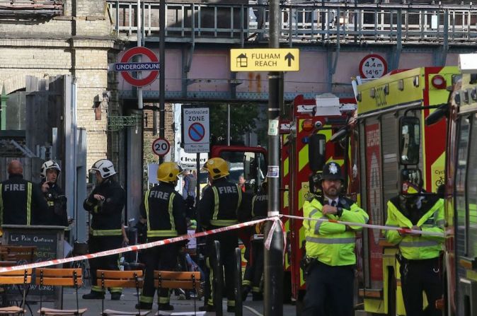 Miembros de los servicios de emergencia afuera de la estación del metro de Londres Parsons Green.