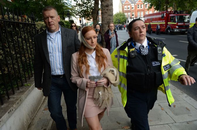 Una mujer herida en el incidente en el metro de Londres es escoltada por elementos de los servicios de emergencia.