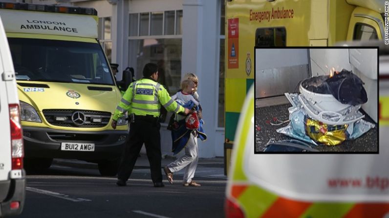 Policías armados dentro de un vagón del metro de Londres en la estación Parsons Green.