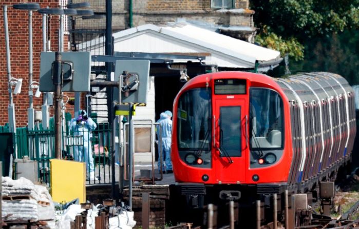 La estación Parsons Green está cerrada, un amplio dispositivo de seguridad está en marcha y varios elementos de servicios de emergencia están en la escena.