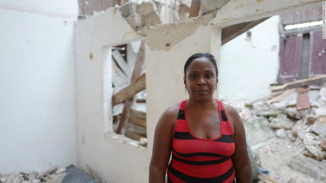 Litza Peñalver Sierra, una habitante de La Habana, estaba este miércoles en medio de los escombros de un apartamento donde murieron dos hermanos cuando el techo se desplomó por los daños que el huracán Irma causó en el edificio.