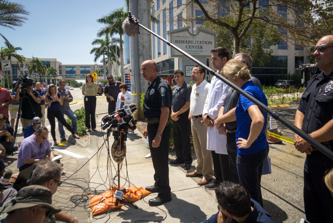 El jefe de policía Tomás Sánchez se dirige a la prensa a las afueras de un centro de reposo para ancianos en el que murieron ocho personas en Hollywood Hills (Florida).