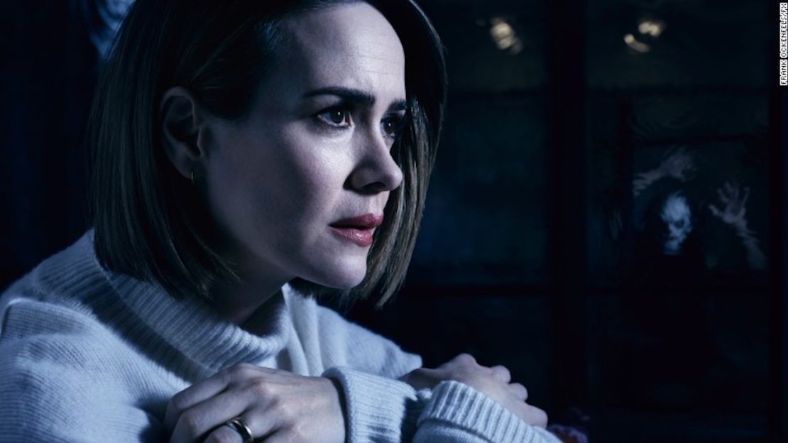 Sarah Paulson protagoniza “American Horror Story: Cult”. La publicidad de la nueva temporada está provocando crisis en las personas que sufren de tripofobia.