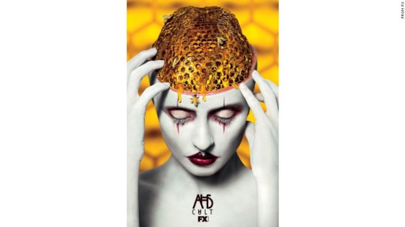 En este cartel publicitario de ‘American Horror Story: Cult’ el programa de television editó un panal de abeja en la cabeza de una persona. Las investigaciones muestran que los hoyos, las protuberancias o heridas en cuerpos humanos son algunas de las imágenes más inquietantes para aquellos que sufren con el trastorno.