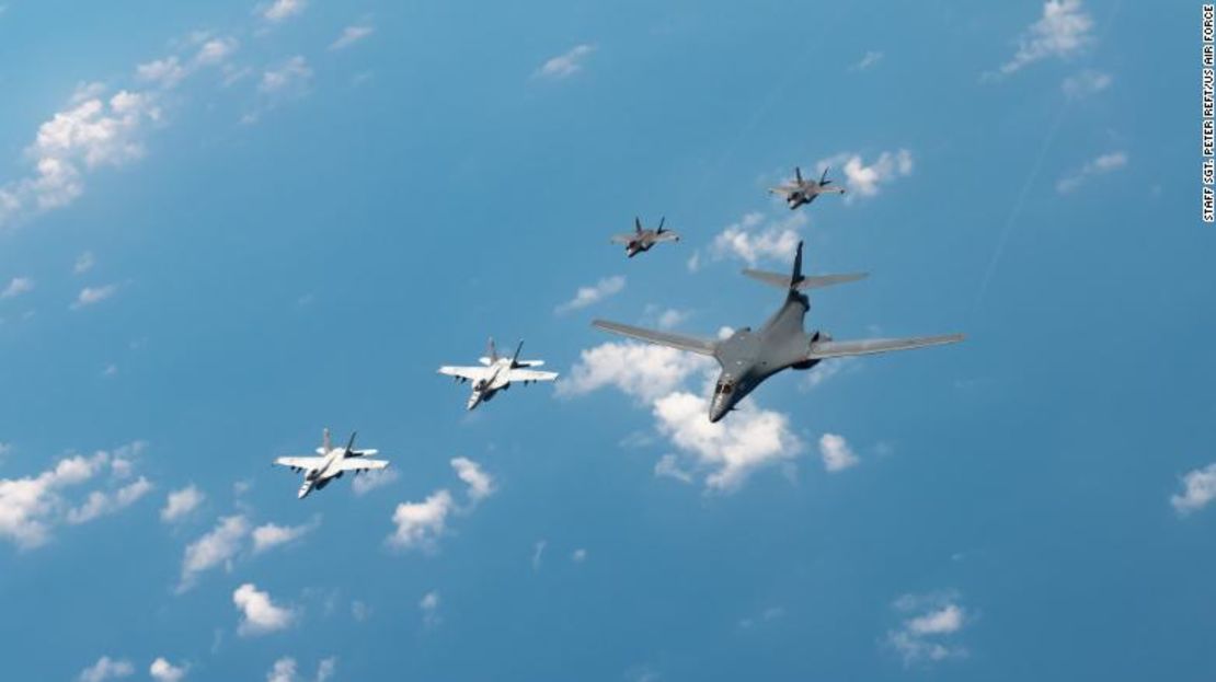 F/A-18s de la Armada, F-35 de los Marines y un bombardero B-1B de la Fuerza Aérea de Estados Unidos.