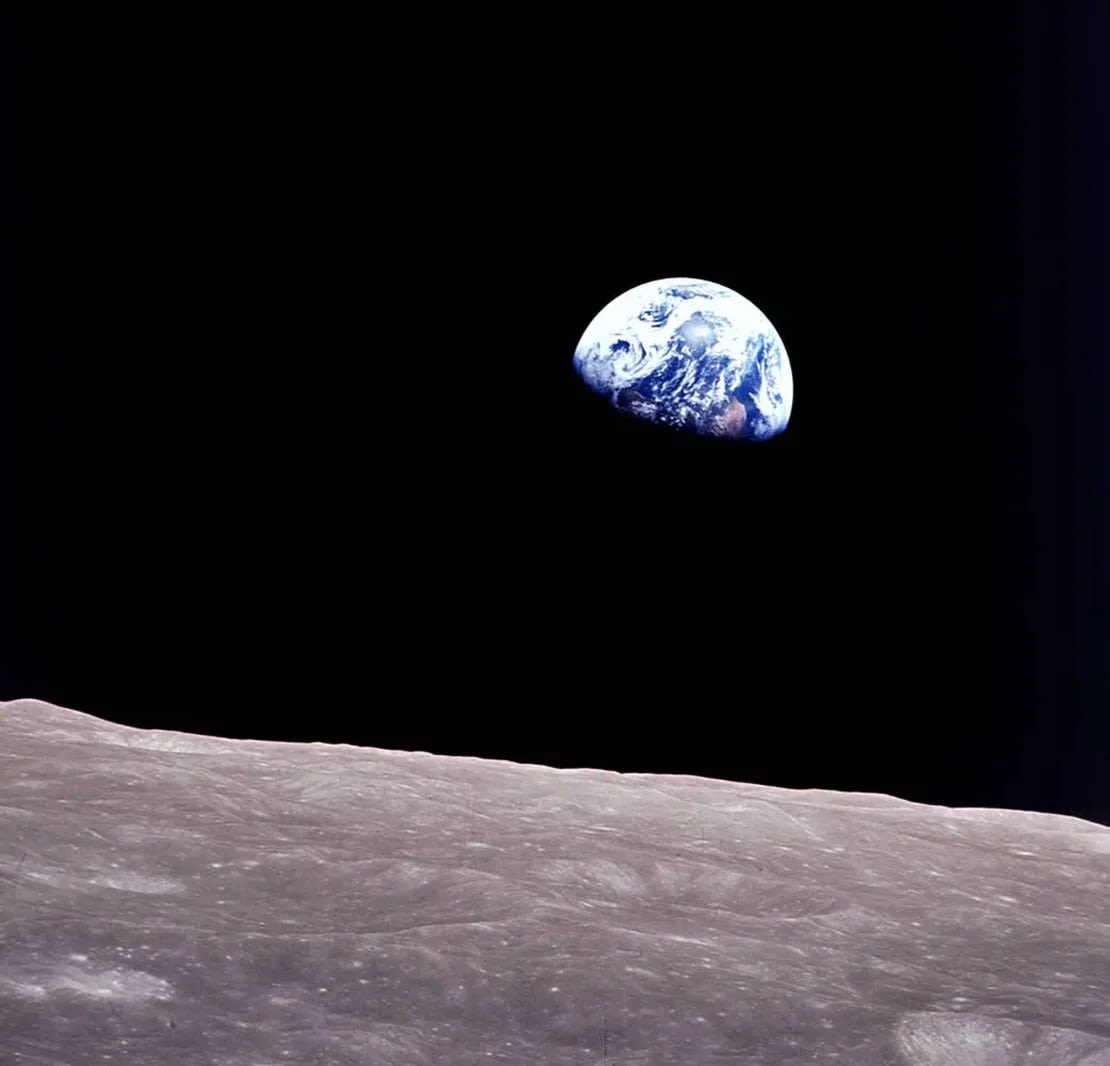 Tomada a bordo del Apolo 8 por Bill Anders, esta imagen icónica muestra la Tierra asomándose desde más allá de la superficie lunar mientras la primera nave espacial tripulada circunnavegó la Luna, con los astronautas Anders, Frank Borman y Jim Lovell a bordo.