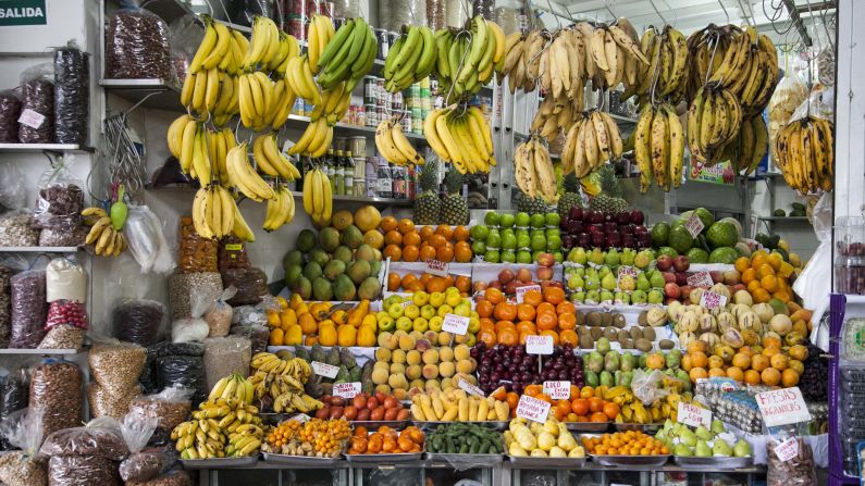 Los mercados en Perú ofrecen una muestra de la variedad de productos disponibles gracias a los cultivos orgánicos de pequeños productores.