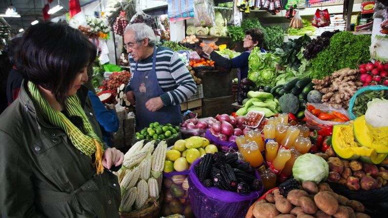 Los mercados en Perú ofrecen una muestra de la variedad de productos disponibles gracias a los cultivos orgánicos de pequeños productores.