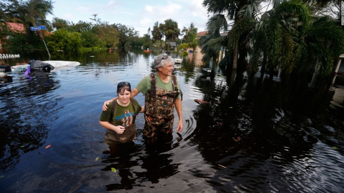 Kelly McClenthen vuelve a su casa inundada con su novio Daniel Harrison, tras el paso del huracán Irma por Bonita Springs, Florida.