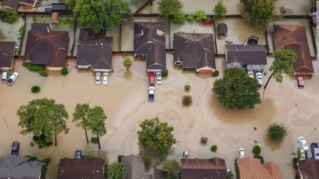 Barrios enteros resultaron inundados en Houston tras el paso del huracán Harvey.