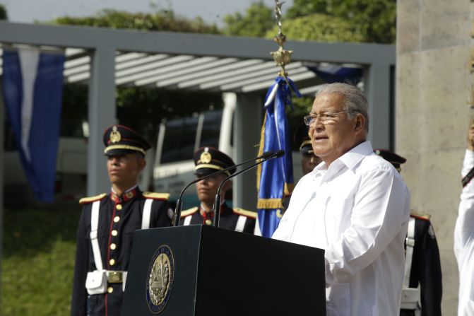 El presidente salvadoreño rindió honores a los próceres durante la celebración del 186 aniversario de independencia.