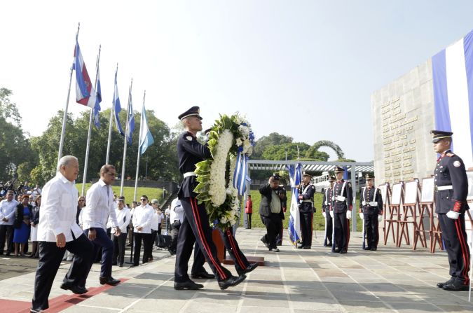 El presidente Salvador Sánchez Cerén y el vicepresidente Óscar Ortiz colocaron ofrendas florares para honrar a los próceres independentistas.