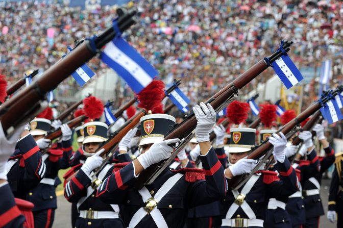 Cadetes participan en la celebración del aniversario de independencia de Honduras en el Estadio Nacional en Tegucigalpa.