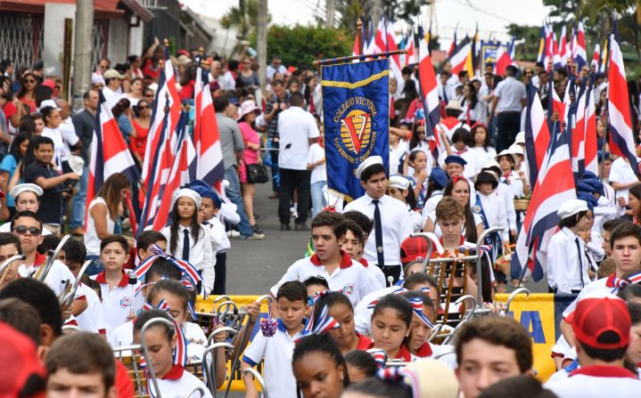 Cientos de jóvenes marchan por las calles de San José para celebrar la independencia de Costa Rica.