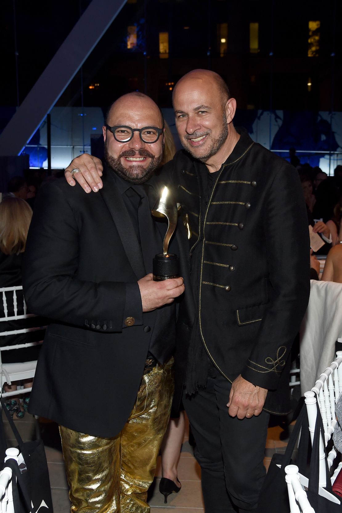 Rodrigo Flores-Roux y John Varvatos tras ganar el "Óscar" del perfume por su fragancia "Artisan Blu" de John Varvatos, fotografiado a la derecha del mexicano.