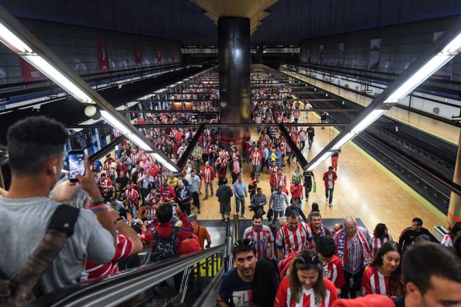 El estadio está ubicado en el noreste de Madrid, junto al aeropuerto de Barajas, y cuenta con estación de metro, medio que cientos de personas usaron este sábado para la inauguración.