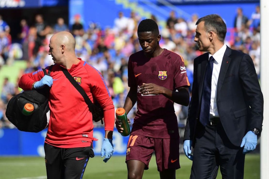 Ousmane Dembélé salío lesionado en el partido del sábado.