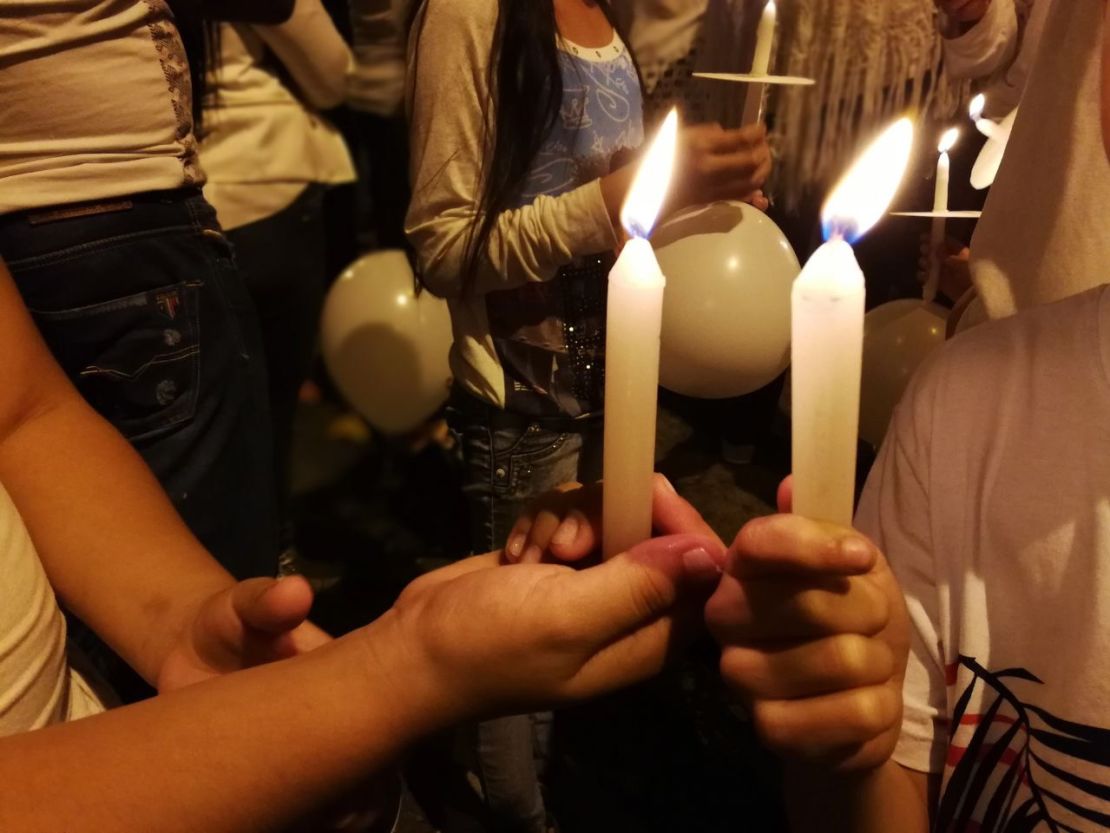 Los vecinos del barrio donde vivía Miguel Ángel salieron a la calle con velas y globo blancos a protestar por la violencia infantil.