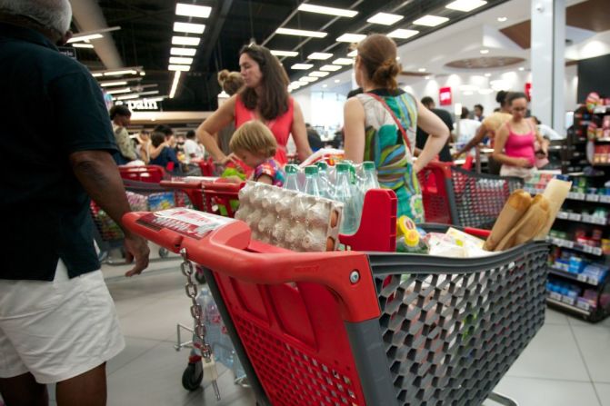 En Petit-Bourg, en la isla francesa de Guadalupe, los habitantes compran provisiones para la llegada de María.