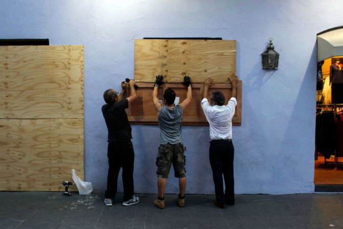 Un grupo de personas en San Juan, Puerto Rico, se anticipaban a la llegada de Maria protegiendo las ventanas con tablas de madera.