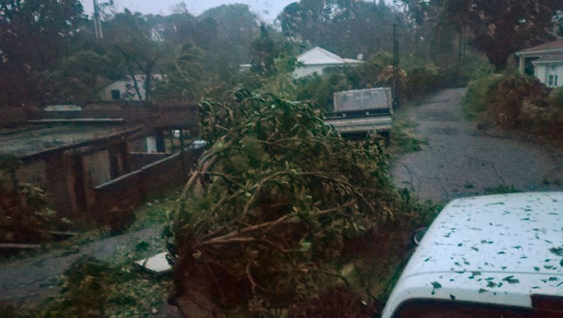 En la isla de Dominica, donde viven más de 73.000 personas, las autoridades aún no han evaluado los daños luego de que el huracán tocara tierra este martes.