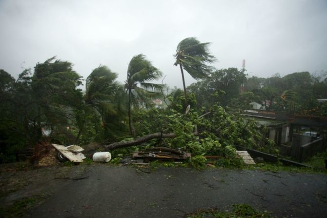 Nuevamente un huracán amenaza el Caribe. Después de Irma y José, las islas caribeñas se enfrentan al huracán María de categoría 5 que es “potencialmente catastrófico”. María ya tocó tierra en la isla de Dominica donde dejó amplia devastación a su paso. Esta foto de Petit-Bourg, capital de la isla de Guadalupe, tomada el 19 de septiembre, se ve cómo los fuertes vientos y poderosas azotaron la isla caribeña.