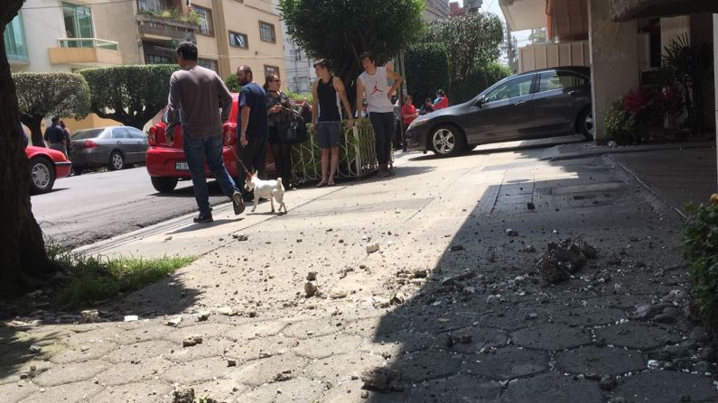 En las calles de Ciudad de México se vieron escombros por muros agrietados.