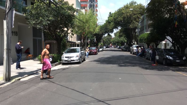 El potente sismo sorprendió a los capitalinos, que salieron a la calle.