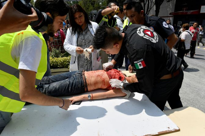 Una mujer herida recibe asistencia después de resultar afectada en el sismo de 7,1, en Ciudad de México.