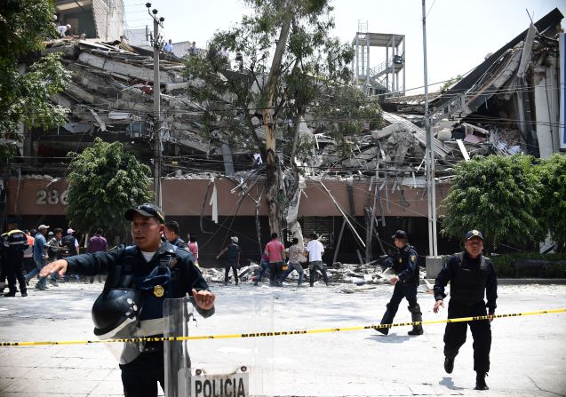 La policía acordona la zona después de que un edificio colapsara durante un sismo en ciudad de México.