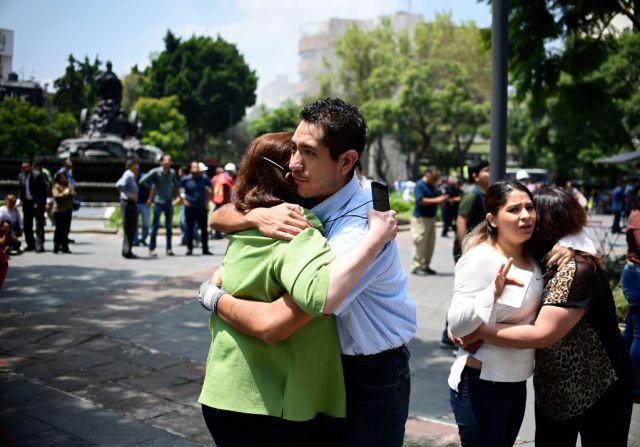 Algunos habitantes de Ciudad de México momentos después de sobrevivir al sismo que sacudió el país este martes.