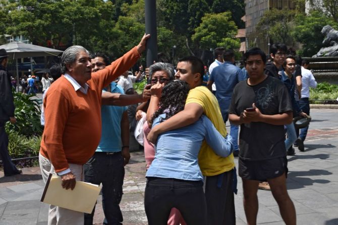 Habitantes de Cuidad de México reaccionan al terremoto que sacudió a México este martes.