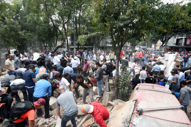 Algunas personas tratan de remover los escombros, tras el terremoto que vivió México este 19 de septiembre.